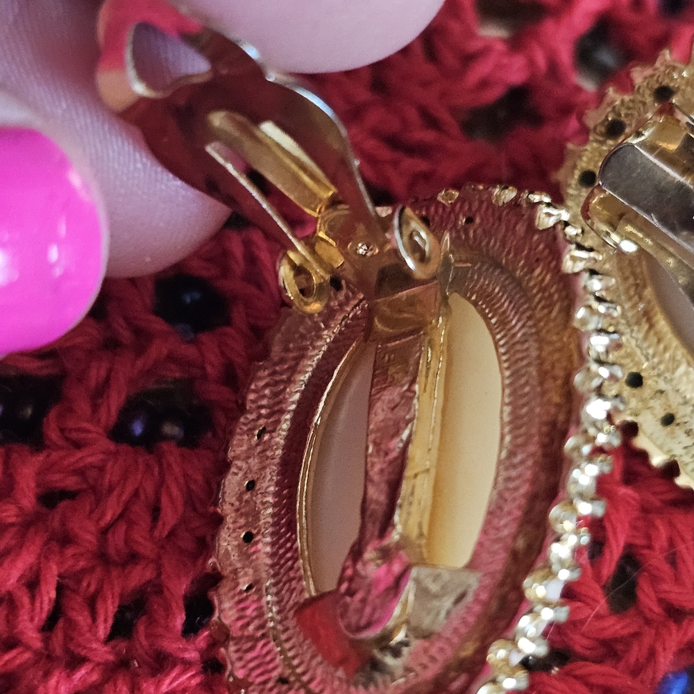 Vintage Clip Back Elegant Gold and Cream Earrings - Picture 5 of 8